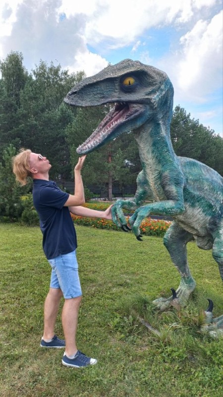 Создать мем: dinosaurus, скульптура динозавра, парк юрского периода велоцираптор