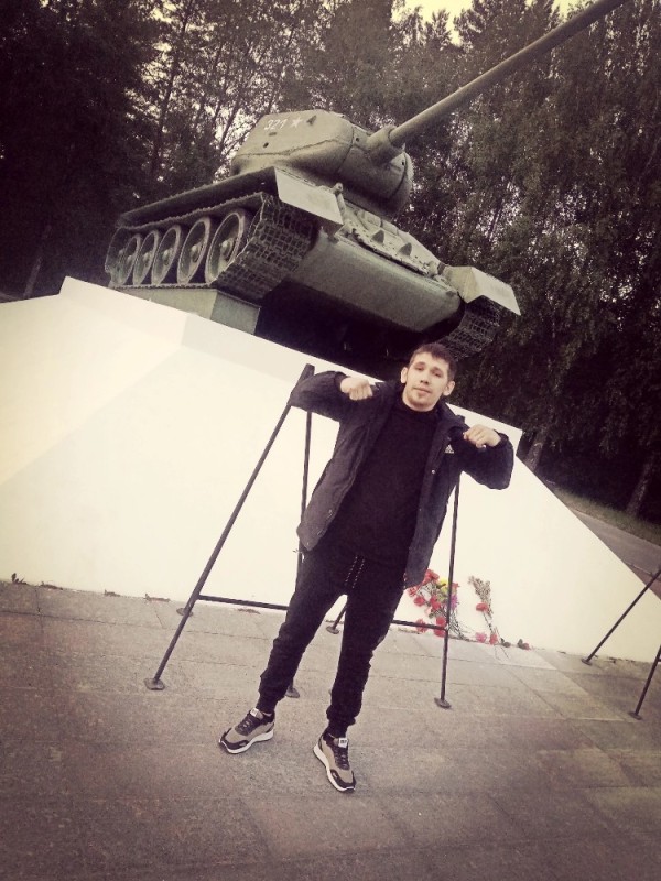Создать мем: памятник танкистам, мужчина, танк