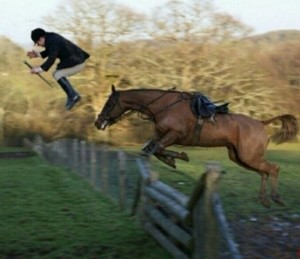 Создать мем: всадник и лошадь, лошадь нападает, английская лошадь и всадник