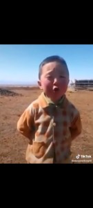 Создать мем: казахский мальчик поет, монгольский мальчик, ребёнок