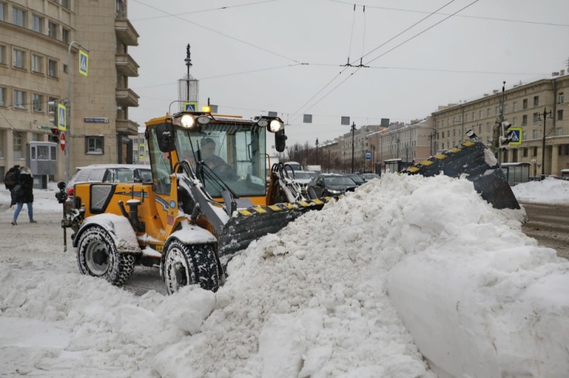 Создать мем: снег в петербурге, уборка снега казань, снег