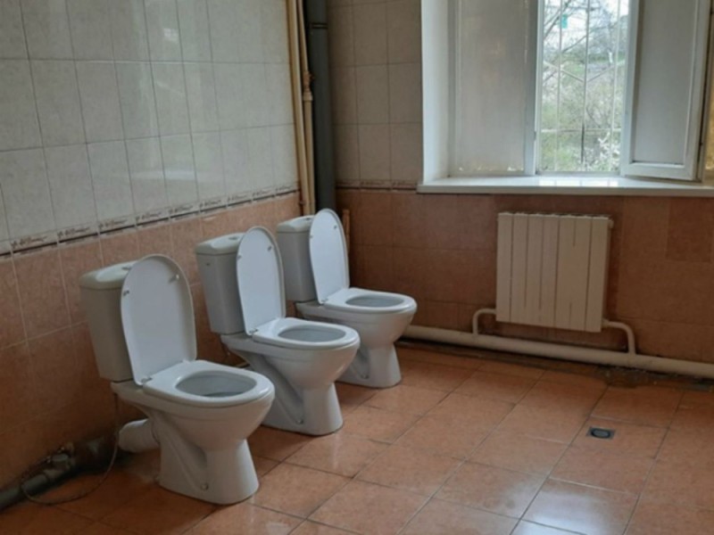 Создать мем: школьный туалет в россии, унитаз в школе, туалет