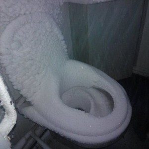 Создать мем: замерз унитаз, фрозен трон унитаз, унитаз из снега
