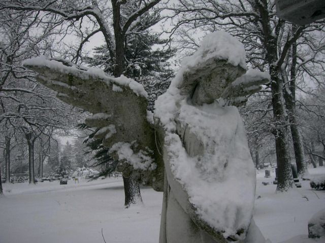 Создать мем: ангел на снегу, снежный ангел, скульптура ангела под снегом