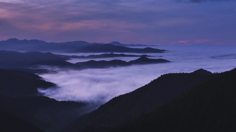 Create meme: mist of the mountain, desktop wallpaper mountains fog, mountain sunset
