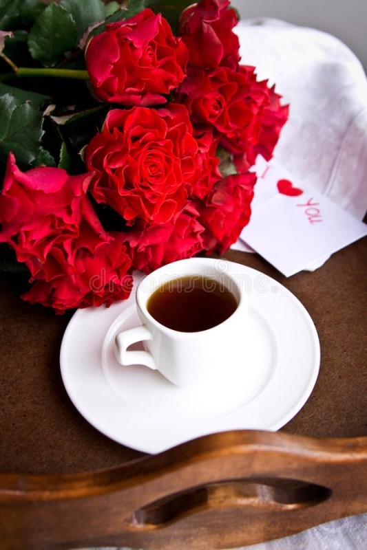 Создать мем: букет красных роз и чашка кофе, красные розы, красные розы и кофе