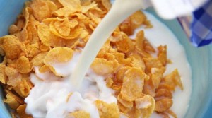 Создать мем: кукурузные хлопья corn flakes, пп кукурузные хлопья завтрак, кукурузные хлопья диетические