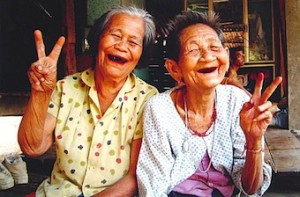 Создать мем: старики в тайланде, таиландская бабушка, азиатская бабушка