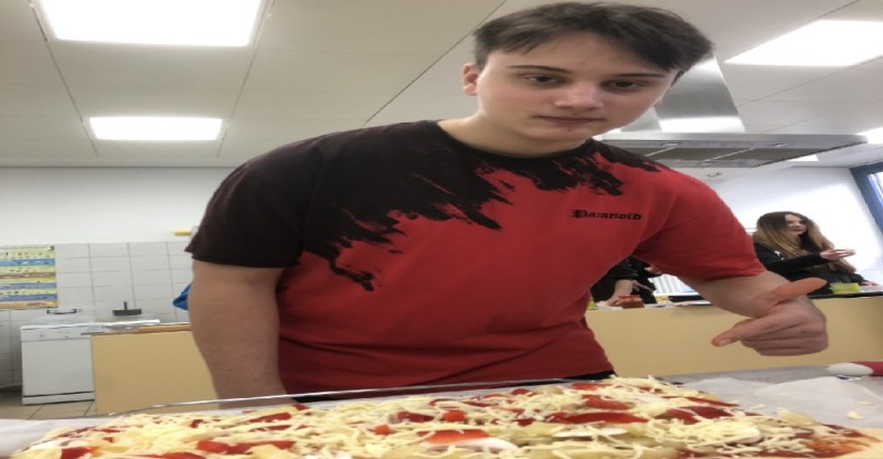 Создать мем: ест пиццу, огромная пицца, приготовить пиццу