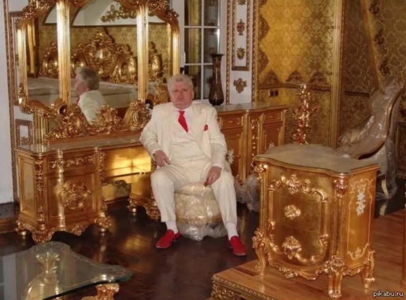 Создать мем: патриарх кирилл без рясы в домашних, богатый мужчина в золоте, русская православная церковь