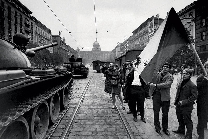 Создать мем: прага 1968 г., советские танки в чехословакии 1968, чехословакия