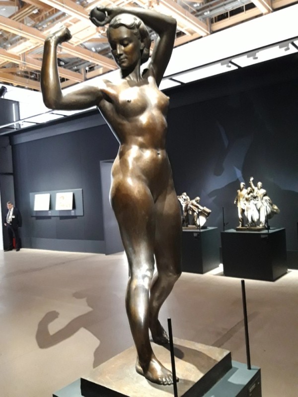 Создать мем: бронзовая статуя, фигурка, скульптура женщины