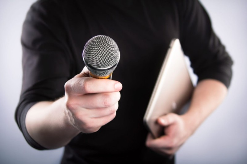 Создать мем: микрофон интервью, микрофон в руке, человек с микрофоном