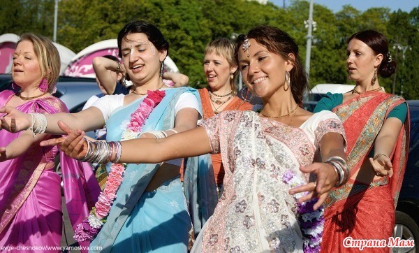 Создать мем: фестиваль индийской культуры, индийские танцы, харинама