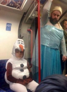 Создать мем: папа и дочка в костюмах эльзы, странные люди, костюм на хэллоуин