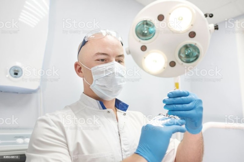 Создать мем: врач стоматолог биокомбинат, стоматолог с лупой, врач стоматолог мужчина