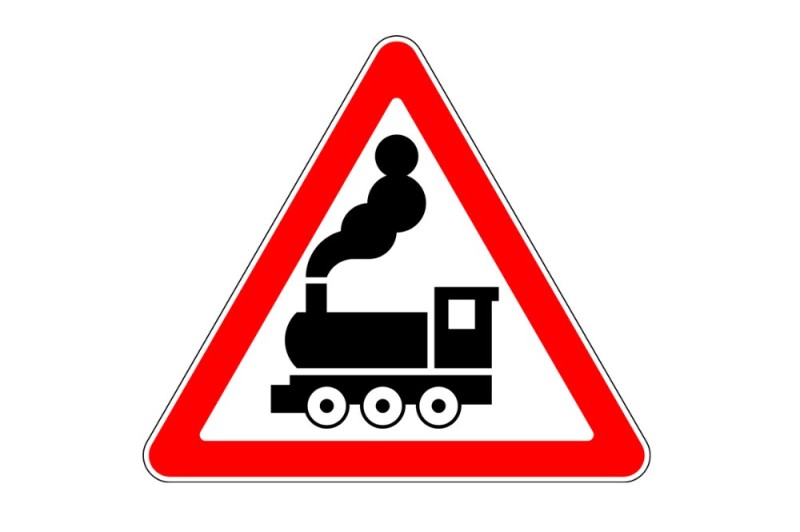 Создать мем: знак осторожно поезд, знак железнодорожный переезд, дорожный знак железнодорожный переезд со шлагбаумом
