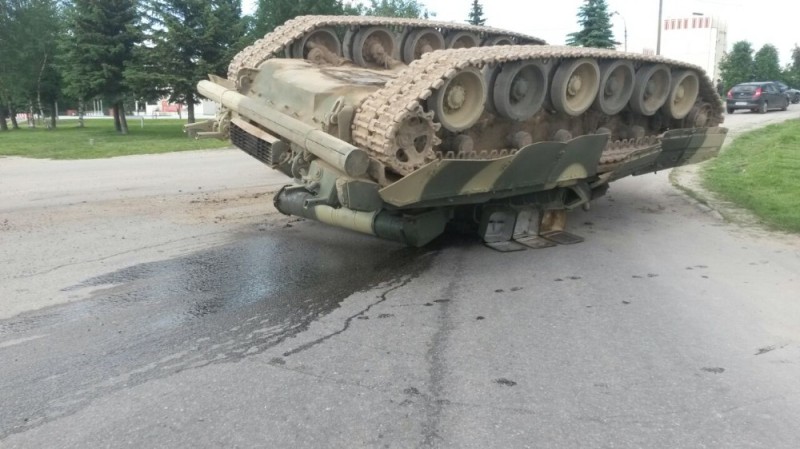 Создать мем: перевернулся танк в наро-фоминске, техника, перевернутый танк в наро фоминске