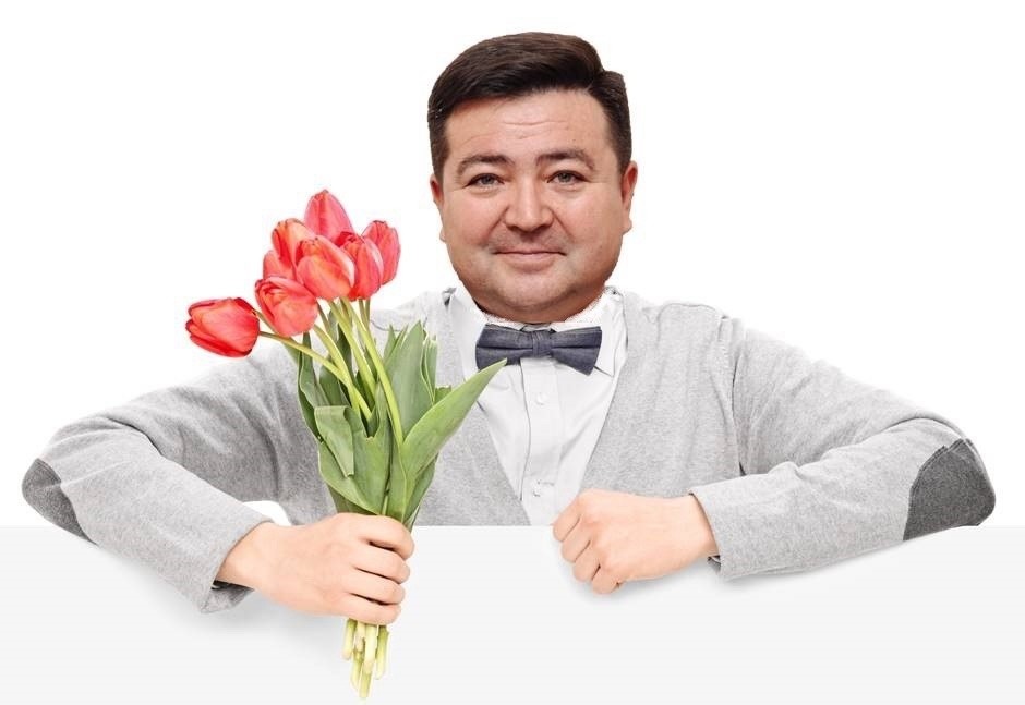 Создать мем: цветы мужчине, парень дарит цветы, анвар нургалиев концерты 2022