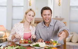Создать мем: картинки муж и жена вместе, жена обнимает мужа за столом, пара завтракает