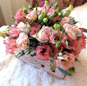 Create meme: collected bouquets, gentle song, delicate composition of flowers in a box