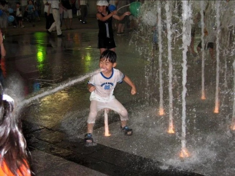 Создать мем: anak, детский фонтан, купание в фонтане