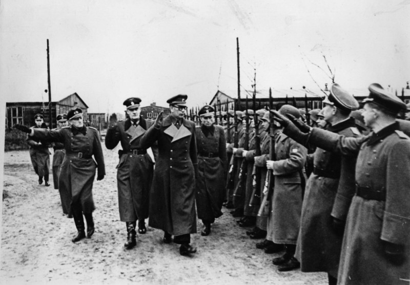 Создать мем: темный историк кто шел воевать за немцев, генерал власов с немцами, гиммлер в харькове 1943