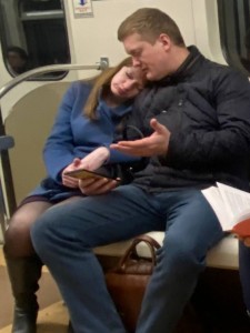 Создать мем: спящие люди в метро, человек спит в метро, парень в метро
