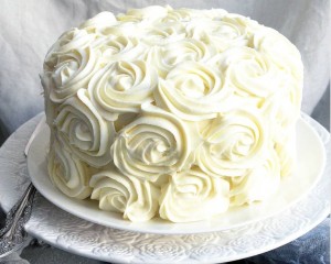 Создать мем: торт розы, ванильный масляный крем для торта, украшение торта белым кремом