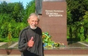 Создать мем: мужчина, кикабидзе у памятника бандере фото, Игорь Гневашев
