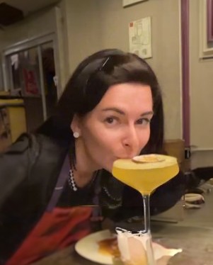 Создать мем: коктейль, зиновьева тамара москва, женщина