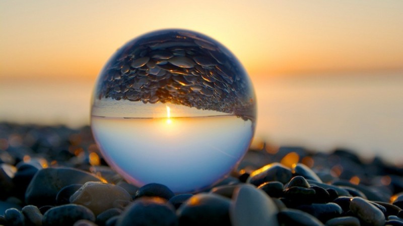 Создать мем: размытое изображение, солнце через литое стекло, хрустальный шар