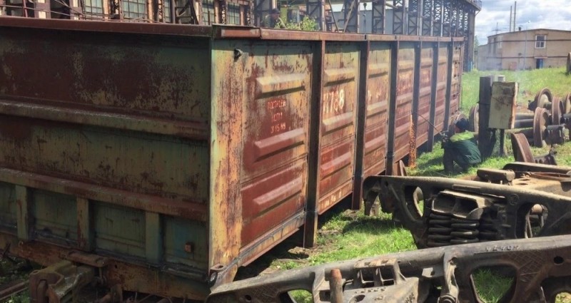 Create meme: gondola car, wagons with scrap metal, railway car