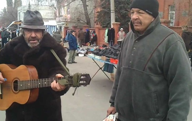 Create meme: homeless , The singing bum, The homeless man on the guitar
