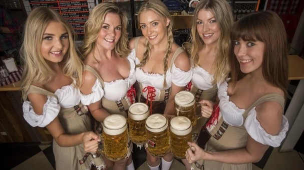 Создать мем: девушка и много пива, девушка, девушка пиво