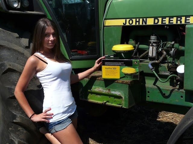 Создать мем: traktor john deere джон дир 8420, девушка на тракторе, трактор john deere