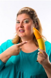 Создать мем: женщина держит бананы, женщина, банан в руке девушки
