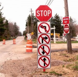 Создать мем: на дороге, street signs, funny signs