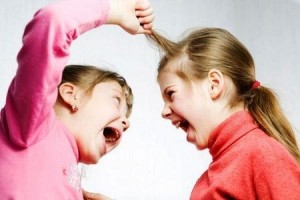 Создать мем: доброкачественная агрессия, конфликты детей фото, 2 девочки ссорятся