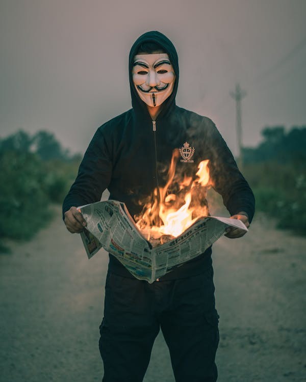 Создать мем: огненный анонимус, человек, маска анонимуса