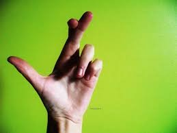 Создать мем: большой палец, жесты, палец на зеленом фоне