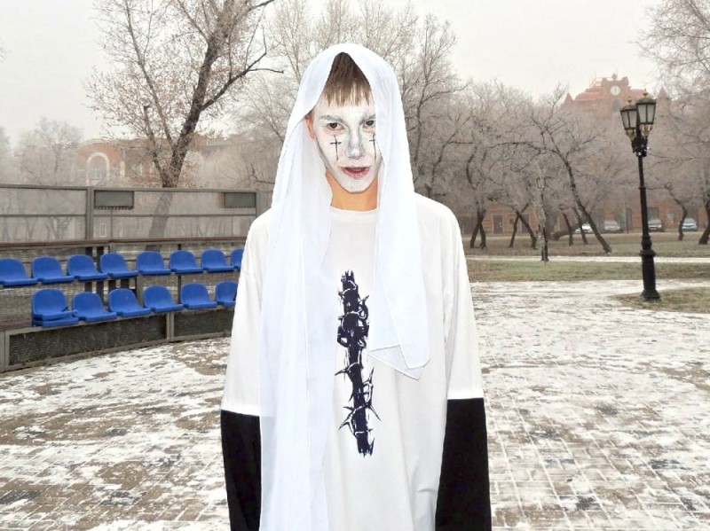 Создать мем: арт фестиваль счастливый хабаровск, праздник хэллоуин, костюм привидения