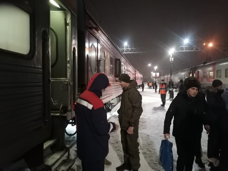 Создать мем: поезд на станции, поезд зимой, ноги