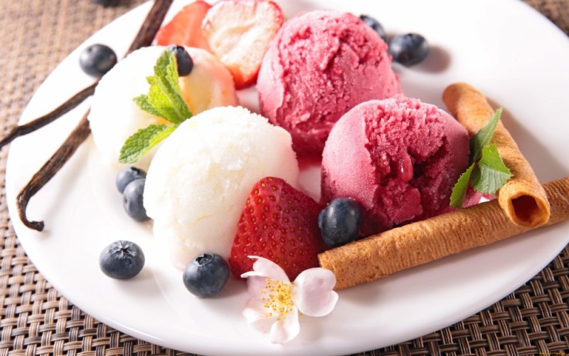 Создать мем: мороженое с ягодами, мороженое ягодное, красивое мороженое
