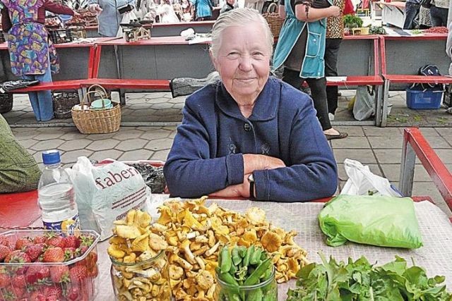 Создать мем: бабушки на рынке, пенсионеры, рынок овощи
