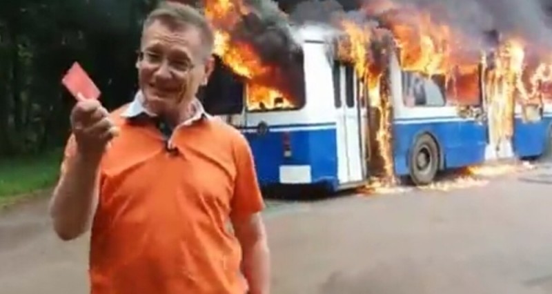 Создать мем: троллейбус горит да и, сгорел троллейбус, троллейбус горит