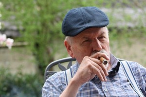 Создать мем: мужчина, фотография курящий старик, дедушка