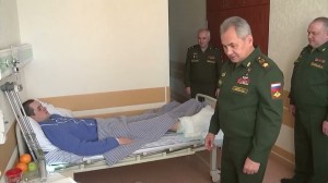 Создать мем: министерство обороны российской федерации, шойгу вручил героя россии в госпитале, шойгу награждает военных в госпитале