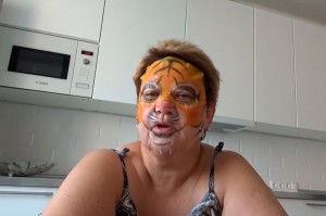 Создать мем: женщина, мама отличника в маске тигра