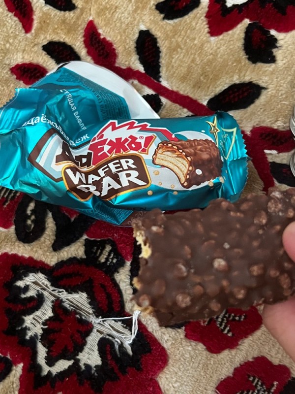 Create meme: crispy waffle bar, essen daezh candy with caramel peanuts crispy, daezh candy with caramel peanuts and crispy